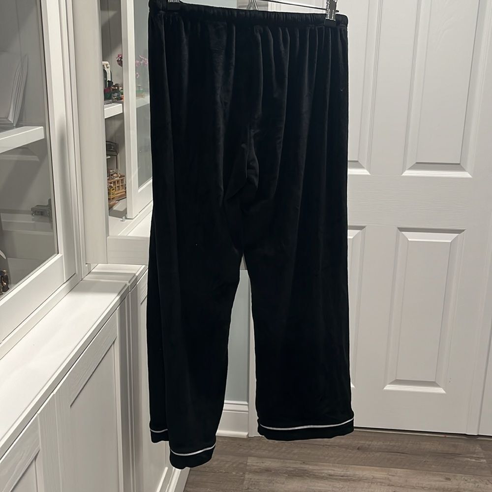 HOUSE OF HARLOW 1960 Velour 2 Piece Pajama Set, Black with White Pipping, Size L - Picture 13 of 13